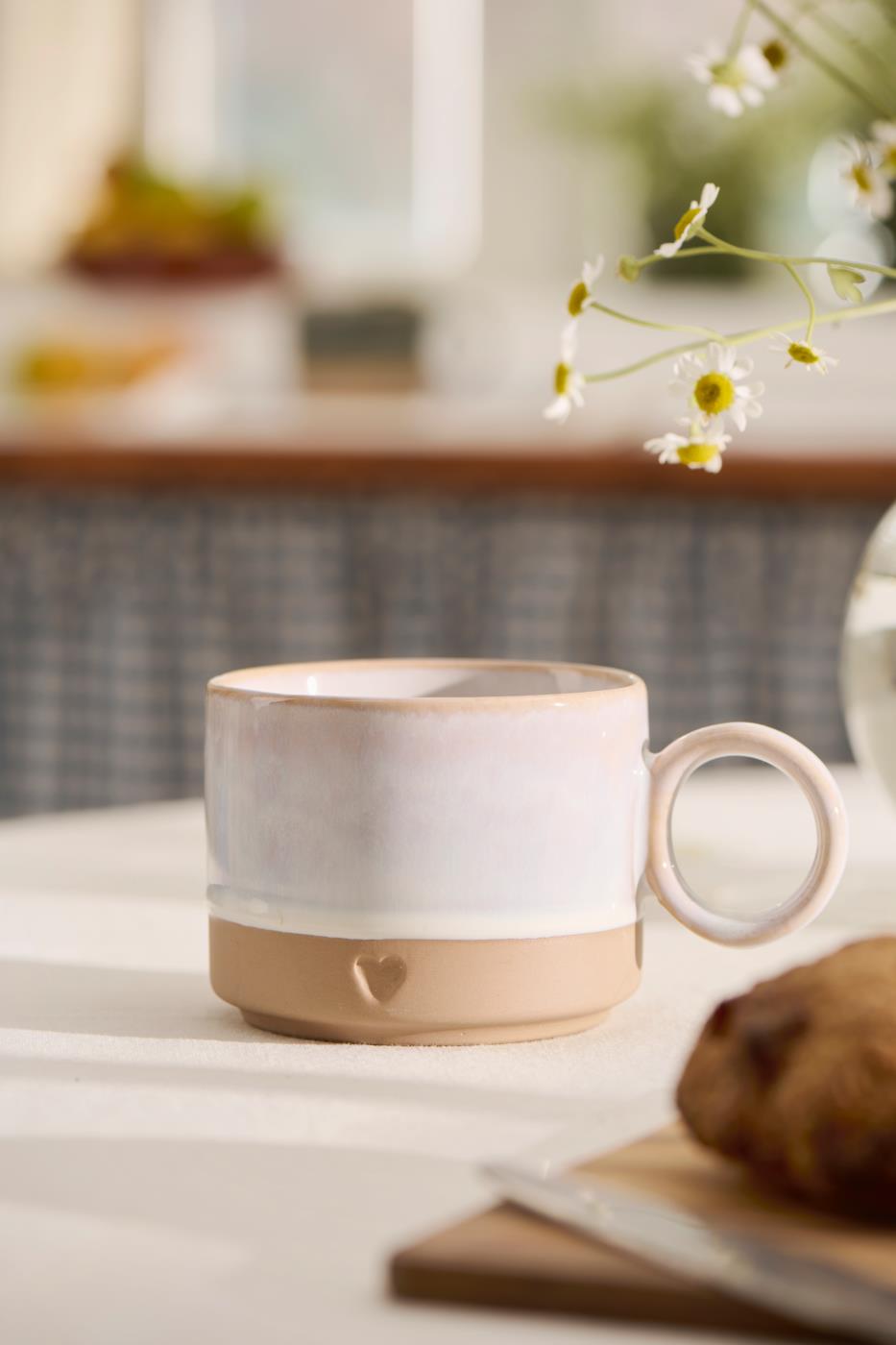 Tasse m/Henkel Heart mattbrauner Ton m/weißer Kante