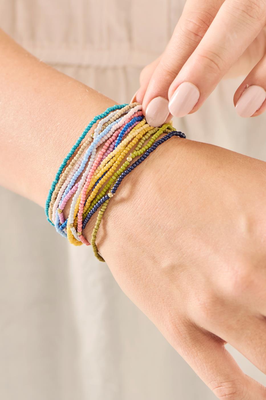 Armband aus Glasperlen mit kleiner Metallperle
