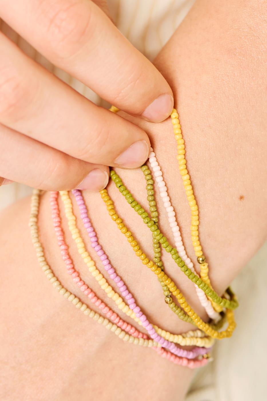 Armband aus Glasperlen mit kleiner Metallperle