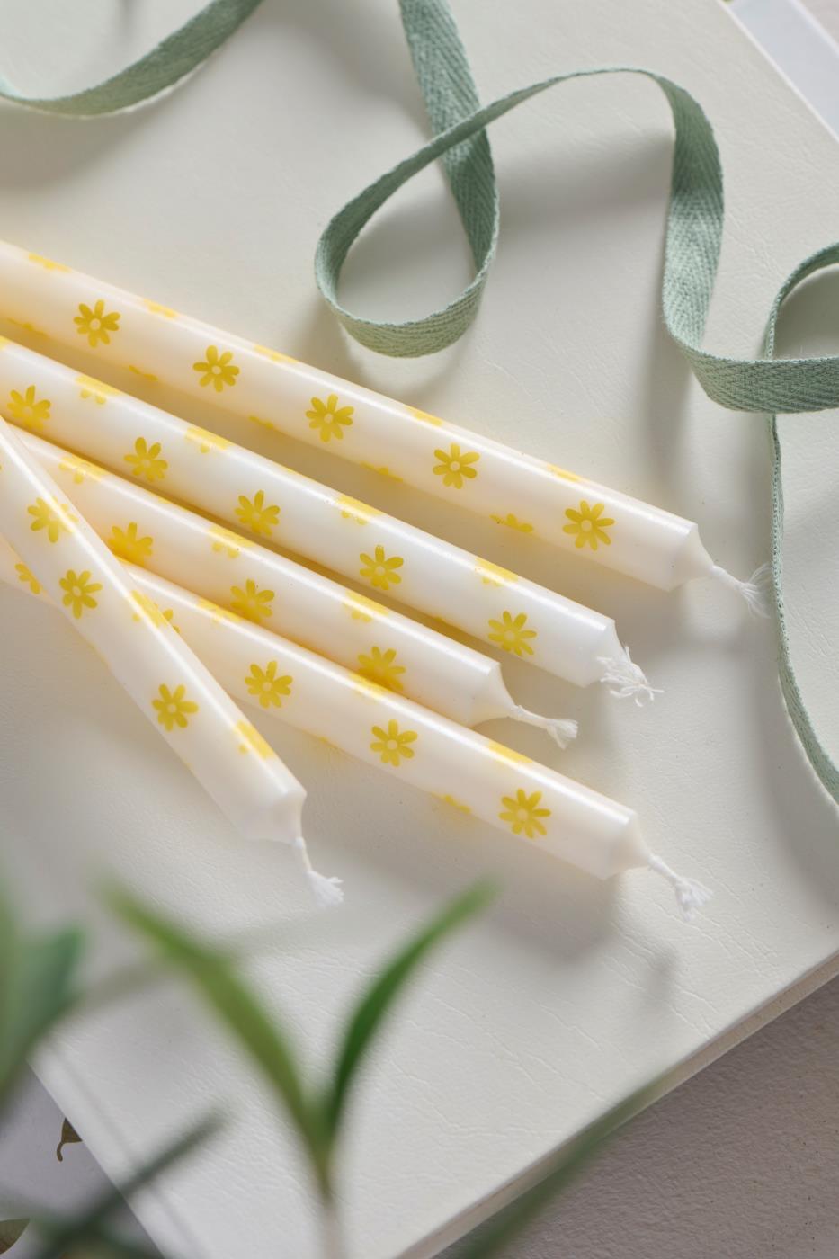 Dünne hohe Kerze mit gelben Blumen Stearin Ø:1,3
